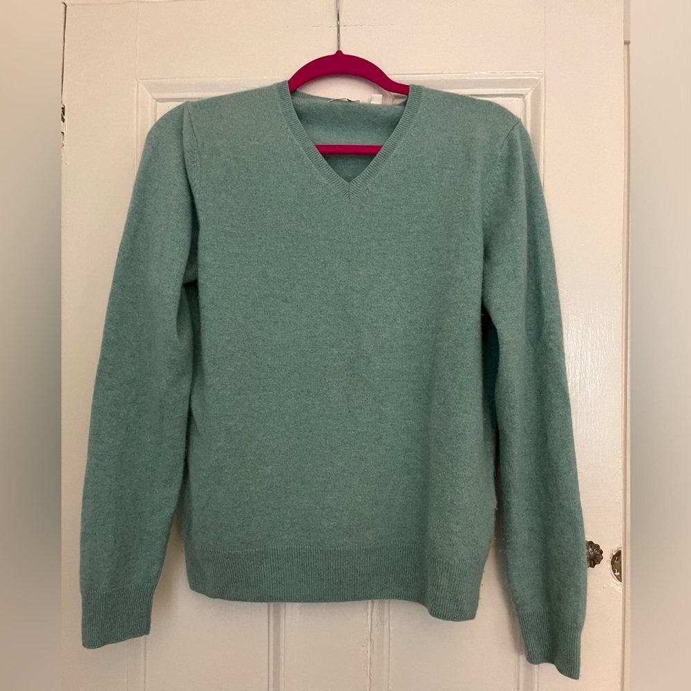 Uniqlo Cashmere V-Neck Long-Sleeve Sweater -Size Small